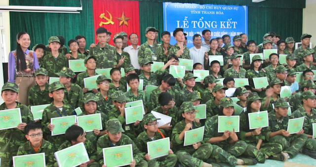 Kết thúc buổi lễ tổng kết, Ban tổ chức đã trao giấy chứng nhận hoàn thành xuất sắc chương trình Học kỳ quân đội cho các thành viên của 7 tiểu đội.
